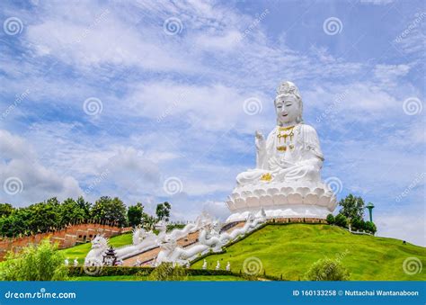  Die Tempelanlage Guanyin: Ein spiritueller Rückzugsort mit atemberaubenden Landschaften!