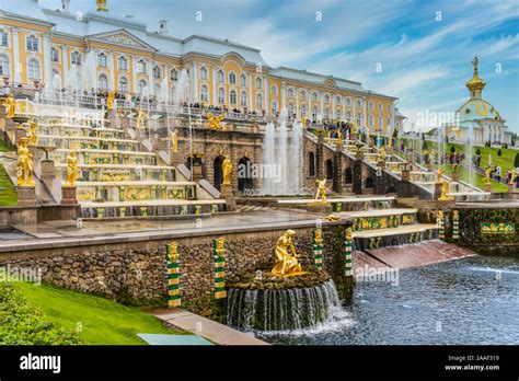 Der Peterhof-Palast: Ein Wassergestöber der Extraklasse und ein Meisterwerk Zarin Elisabeth Petrowna's!