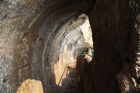 Die Xishan Grotten: Ein spirituelles Refugium mit atemberaubenden Felsformationen!